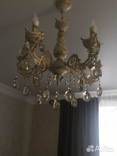 Две одинаковые люстры