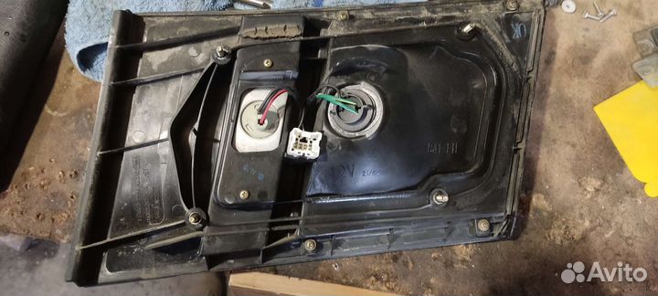 Фонарь задний левый Nissan bassara