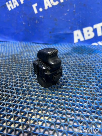 Кнопка стеклоподъемника Mitsubishi Pajero 3