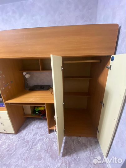 Детский уголок с кроватью и столом