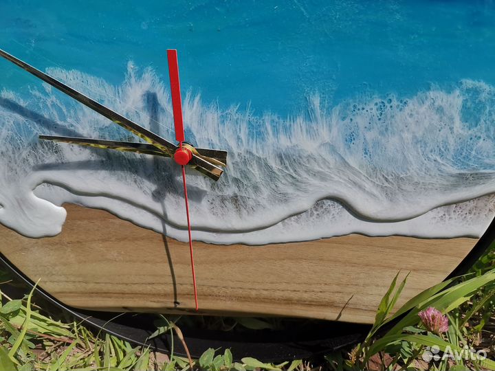 Настенные часы из слэба ореха с волнами