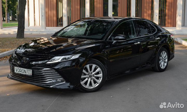 Аренда Toyota Camry XV70 (2017—2021) от одной минуты в Москве