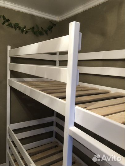 Кровать двухьярусная из массива