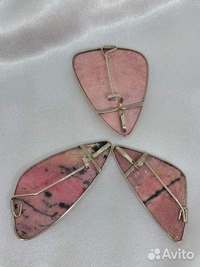 Родонит уральский брошь-кулоны
