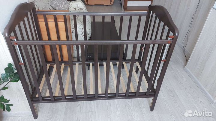 Детская кроватка с маятником и ящиком