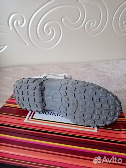 Продам женские ботинки