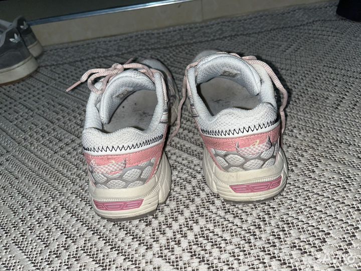 Кроссовки asics розовые