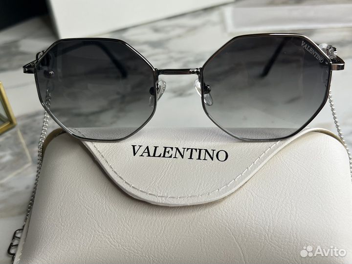 Солнечные очки Valentino с цепочкой женские