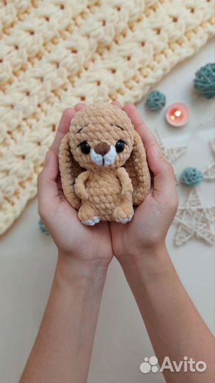Вязаная игрушка кролик