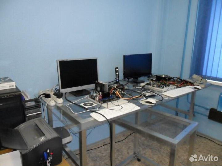 Стол из оргстекло и алюминий