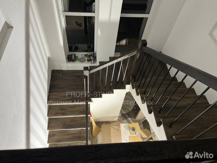 Обшивка бетонной лестница дубом, цвет венге