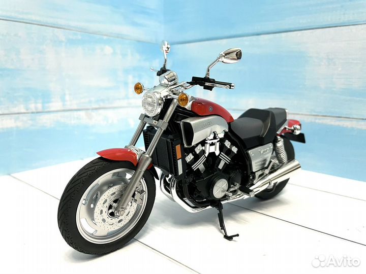 Модель мотоцикла Yamaha V-Max 1/12 Aoshima