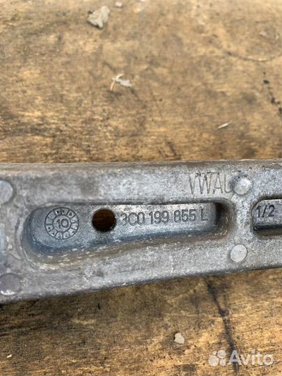 Подушка двигателя VW Passat B6