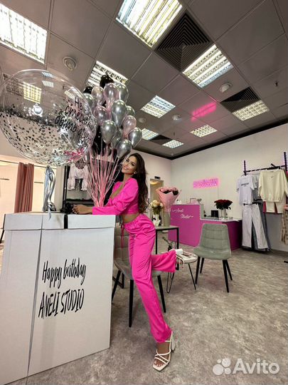 Продавец женской одежды в Шоуруме