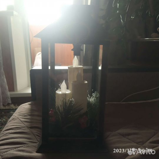 Декоративный фонарь со свечкой и шишкой