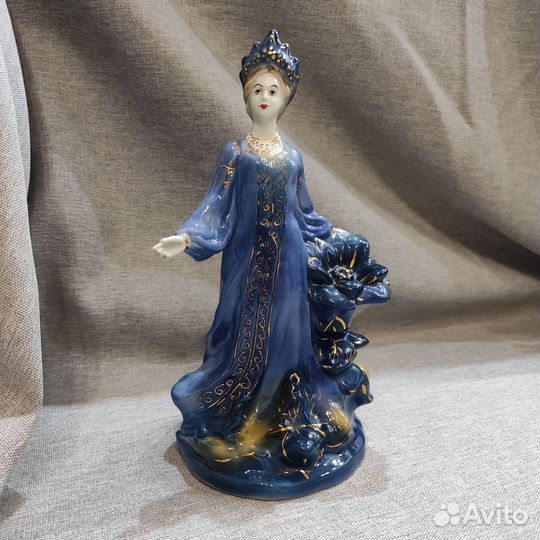 Статуэтка Хозяйка медной горы с каменным цветком