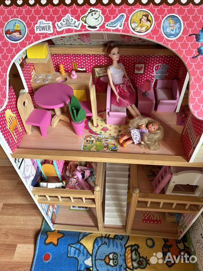 Деревянный кукольный домик с мебелью