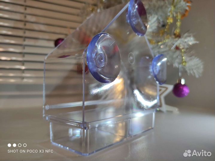 Прозрачная кормушка на окно с выдвижным контейнеро