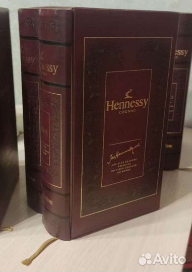 Пустые коробки от Hennessy Library