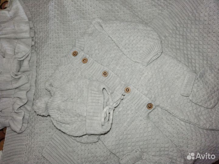 Вязаный комплект для новорожденного конверт комбез