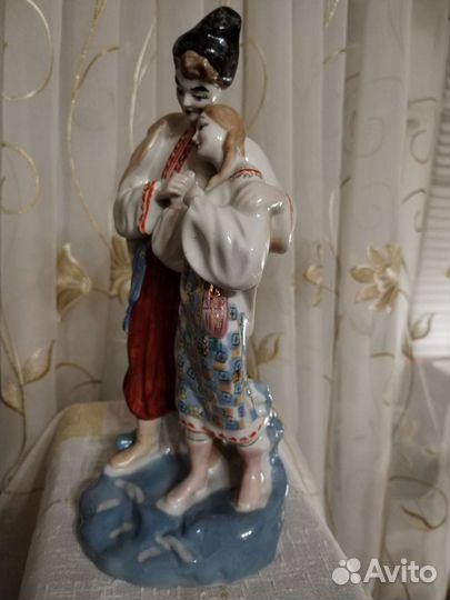 Фарфоровая статуэтка 