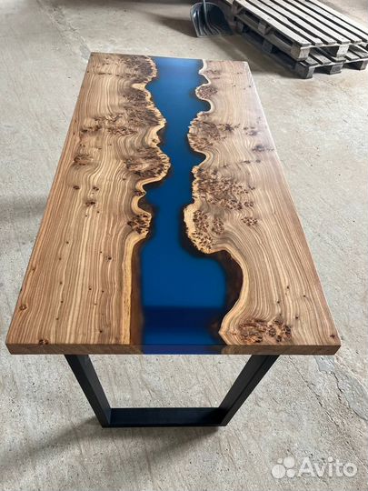 Стол из эпоксидной смолы река