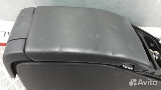 Подлокотник центральный volvo V70 3 (YBE18IX01)