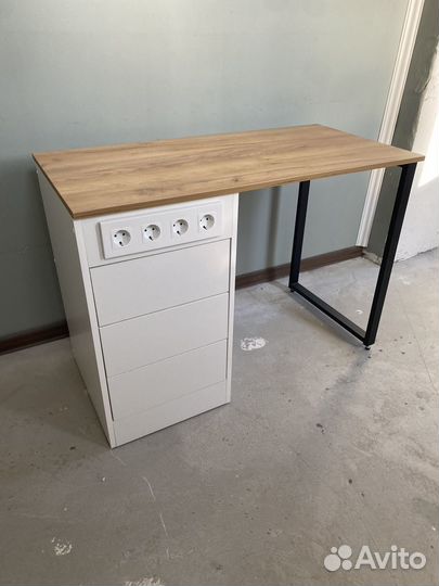 Маникюрный стол