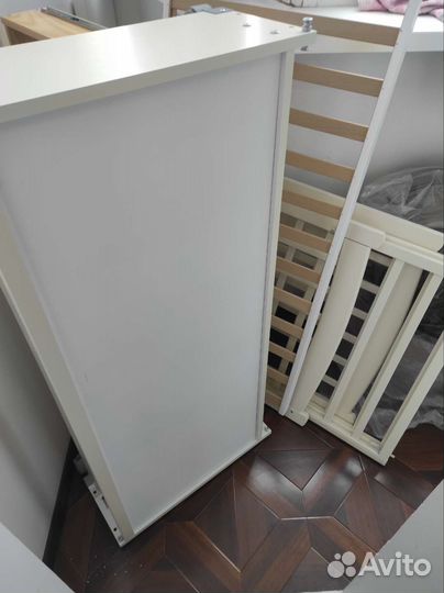 Детская кроватка с маятником и матрасом