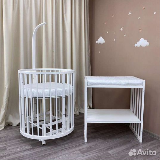 Детская кроватка с маятником