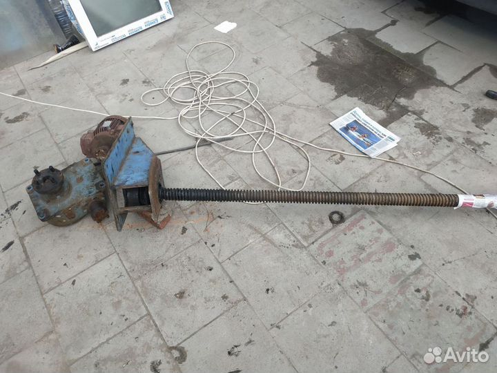 Винт грузовой подъемника, мотор, редуктор, муфты