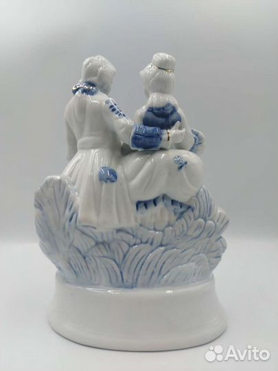 Статуэтка фарфоровая Дама с Кавалером