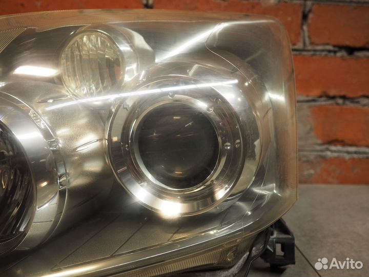 Фара левая Тоyota Avensis 2