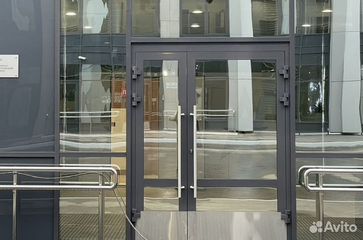 Двери алюминиевые стеклянные