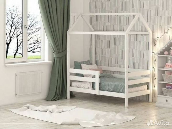 Кроватка для малыша из массива с бортиком домик