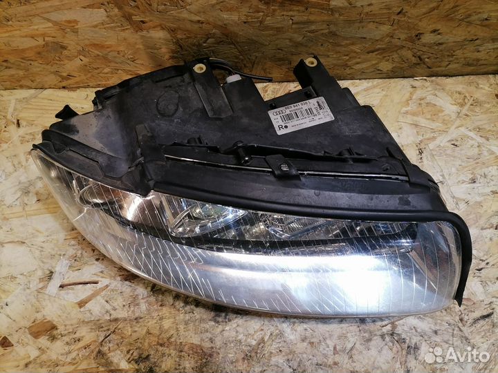 Фара правая ксенон Audi A4 B6 дефект