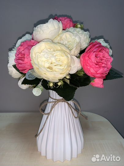 Искусственные цветы пионы в вазах