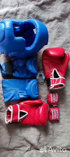 Детский шлем защитный и перчатки боксёрские