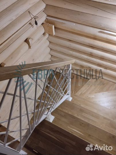 Лестница со светлыми перилами бук