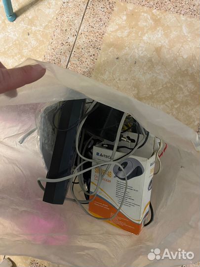 Набор проводов и роутер