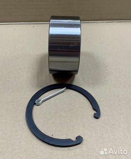 Подшипник ступицы передний Mitsubishi Colt (SNR)