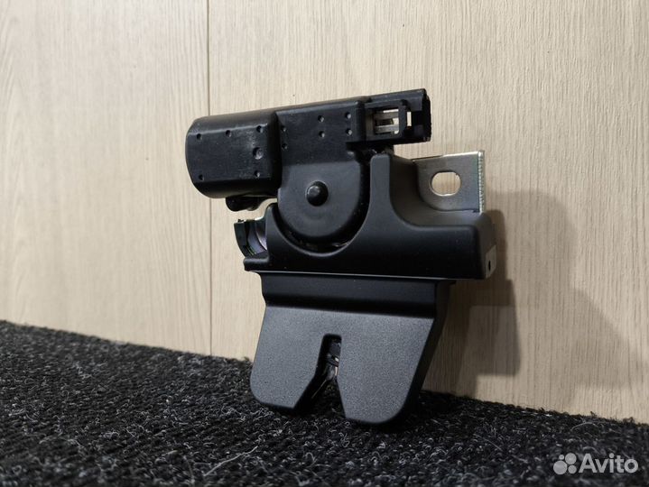 Замок багажника Toyota Premio 240