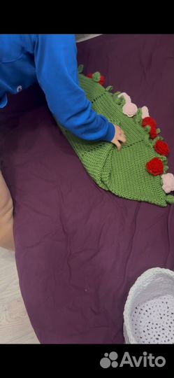 Вязанный плед в виде букета цветов