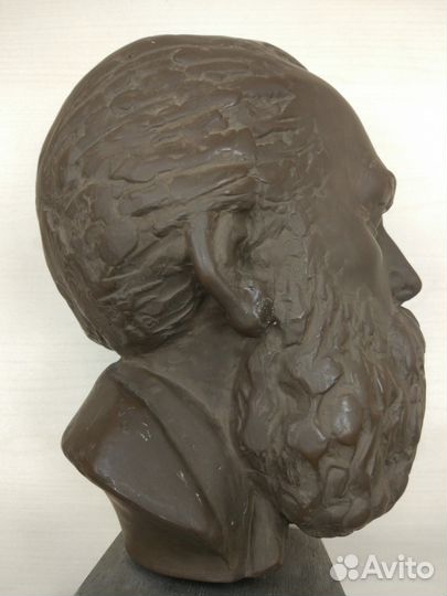 Скульптурная голова Фридриха Энгельса