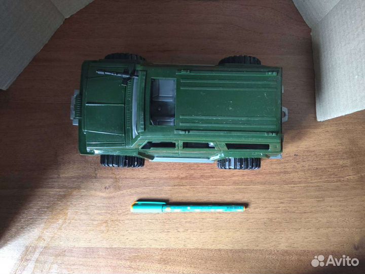 Военный джип и бтр