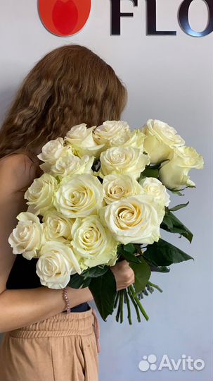 15 белых роз