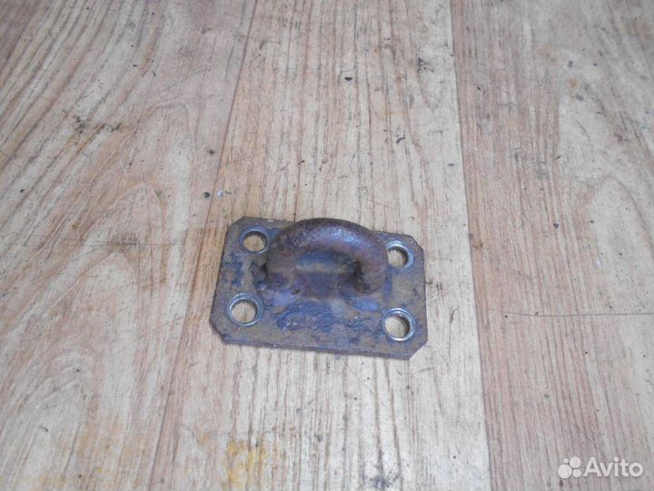 Крюк буксировочный передний Mitsubishi Pajero/Mon