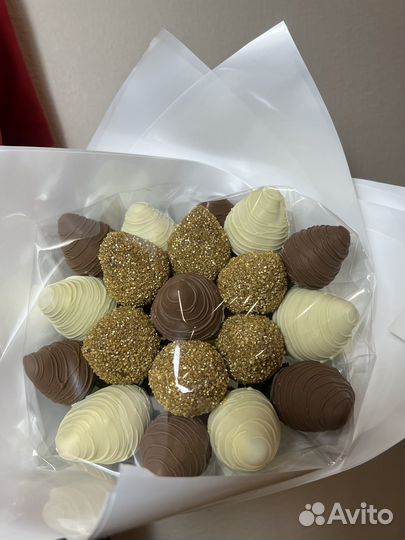 Фрукты в шоколаде (клубника, бананы, финики