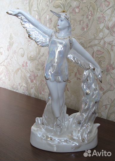 Фарфоровая статуэтка 