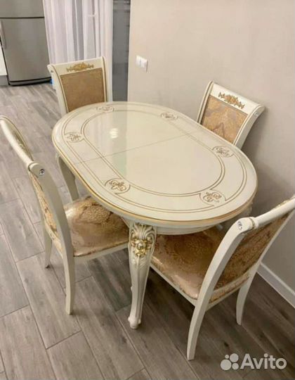 Кухонный стол и стулья